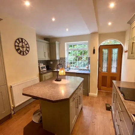 10 Min Walk To Minster & Station