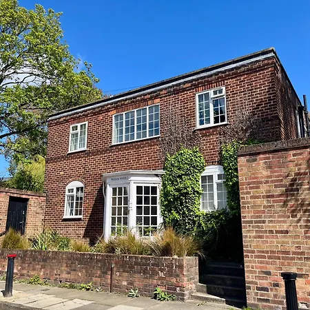 10 Min Walk To Minster & Station