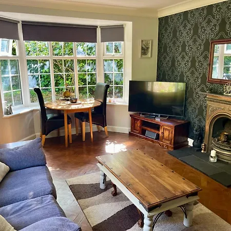 10 Min Walk To Minster & Station *